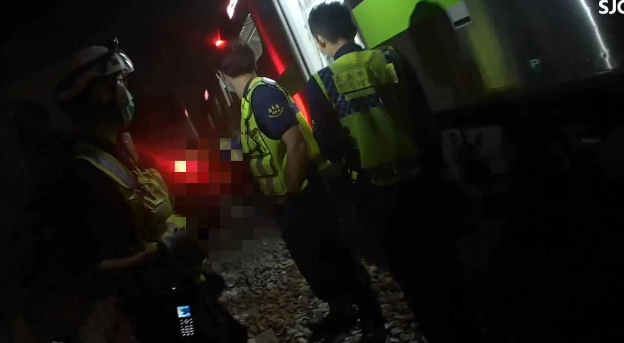 台铁南靖至水上间发生民众跨越铁轨遭撞飞事故。翻摄画面