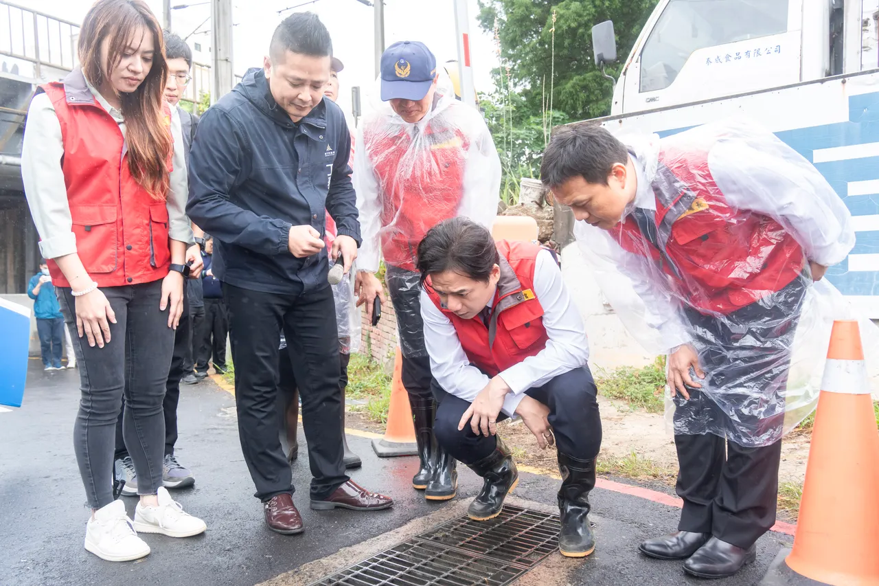 邱臣远视察太原地下道抽水机组。新竹市府提供