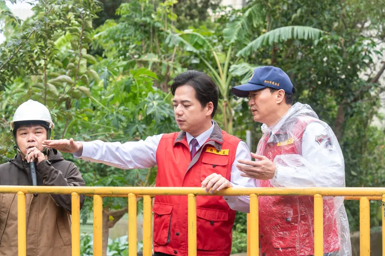 邱臣远视察农水署4号水门，测试远端遥控启闭水门功能。新竹市府提供