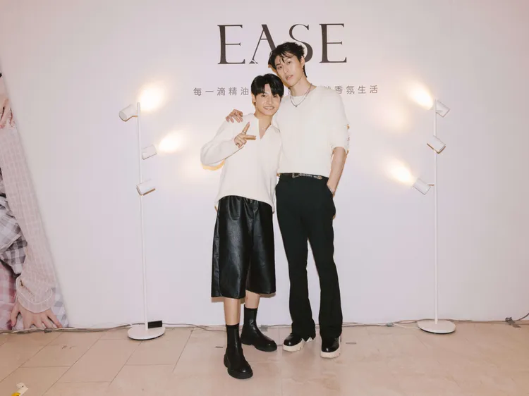 「拓晞味」甜到爆！王君豪（左）霸氣告白成晞（右）只能給我聞。Ease香氛提供