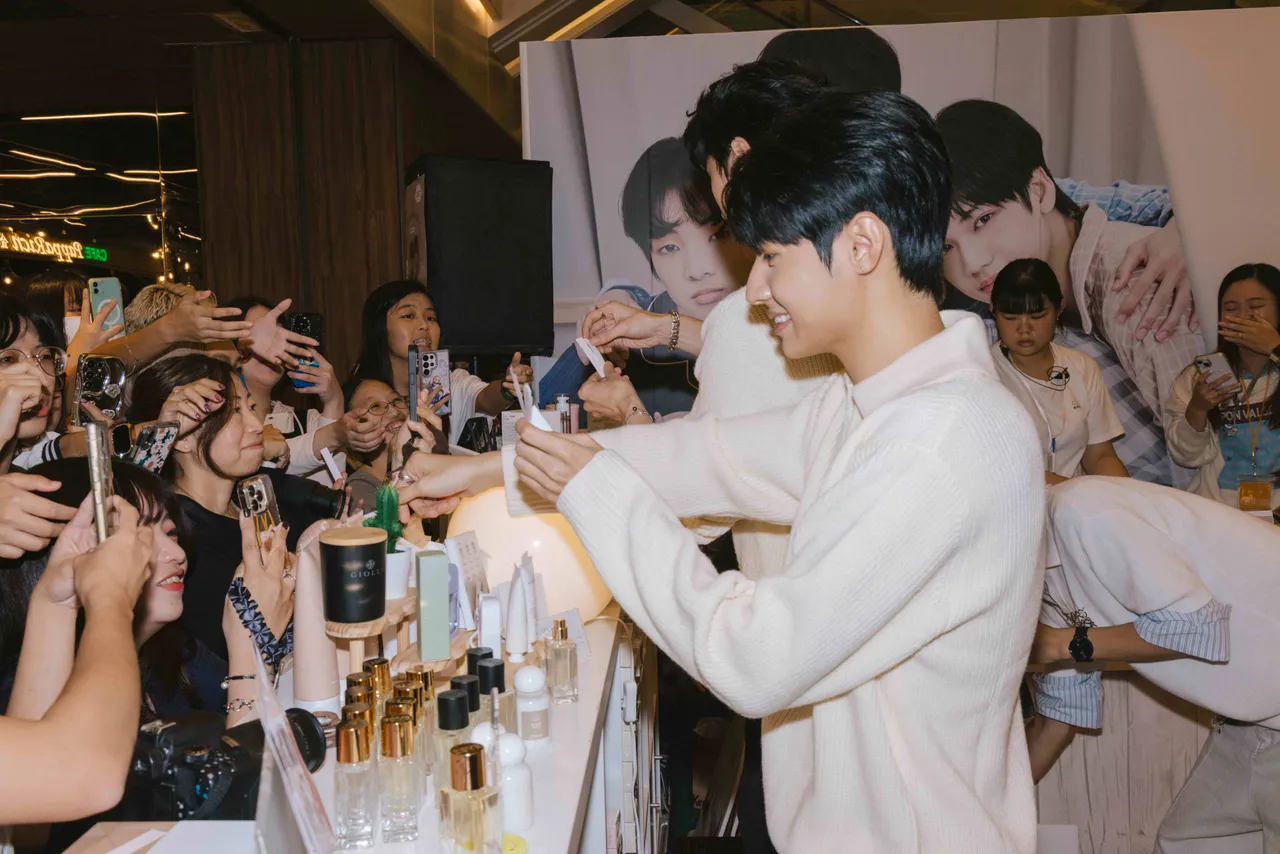 王君豪與粉絲互動超貼心。Ease香氛 提供