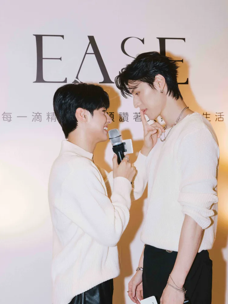 王君豪（左）與成晞（右）一同擔任品牌EASE一日店長。Ease香氛提供