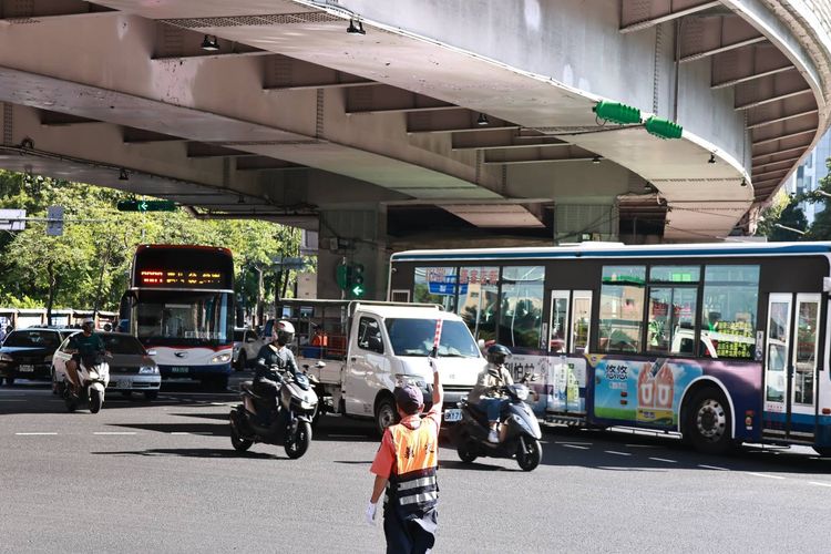 北市公車乘客摔傷年逾200件!議員點名「獎金制度」該改了