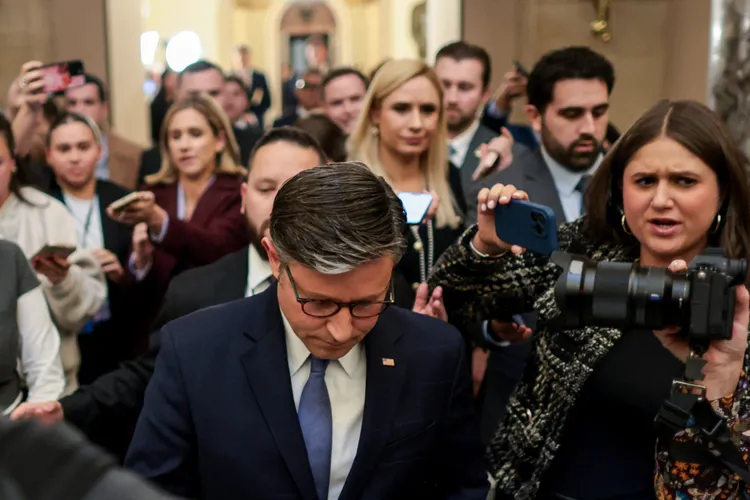 眾議院議長強生（中，低頭者）最後屈服於要求公開檔案的民意。路透社