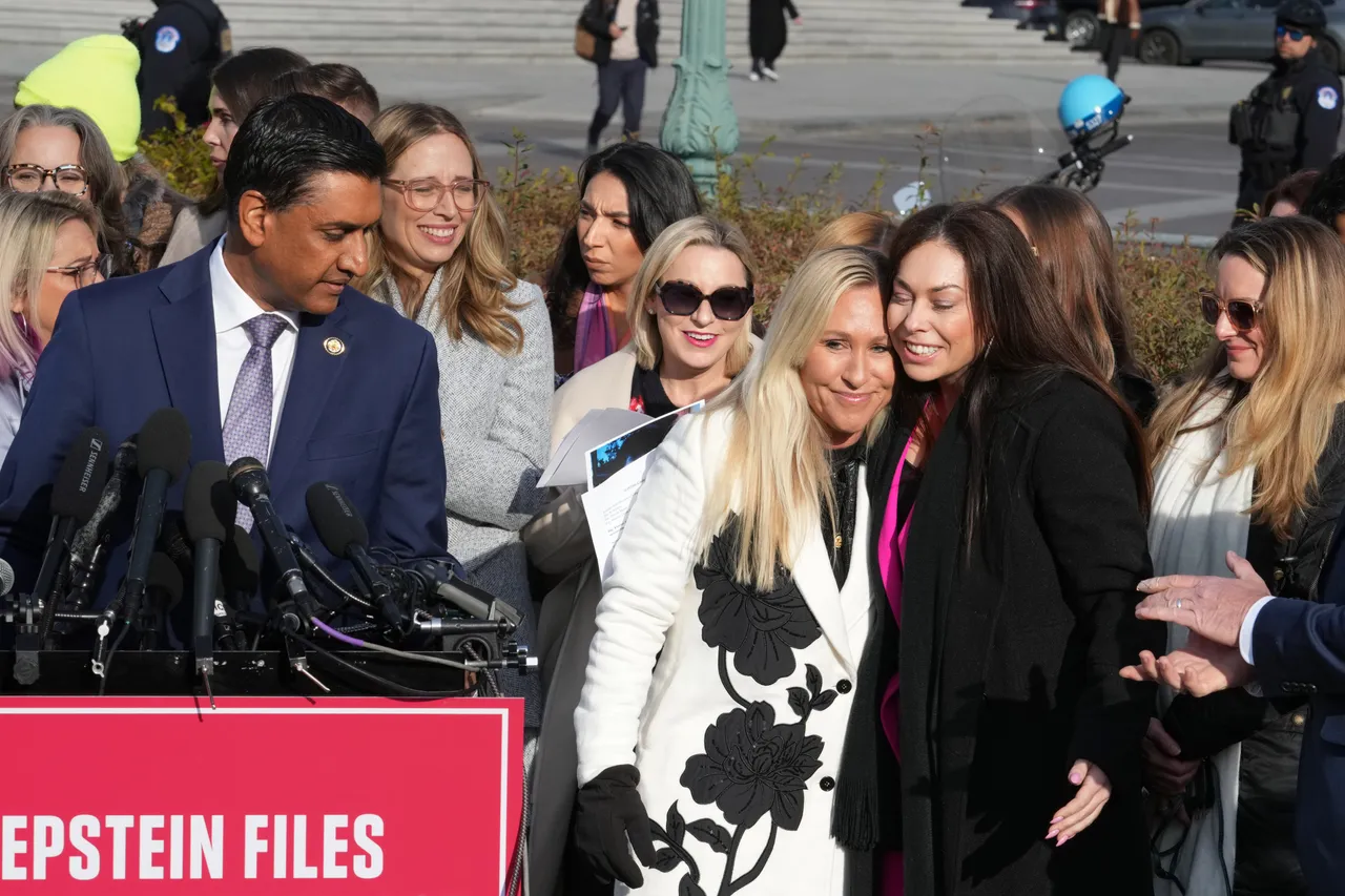 MAGA要角葛林（中，白衣）带头要求公布淫魔档案。美联社