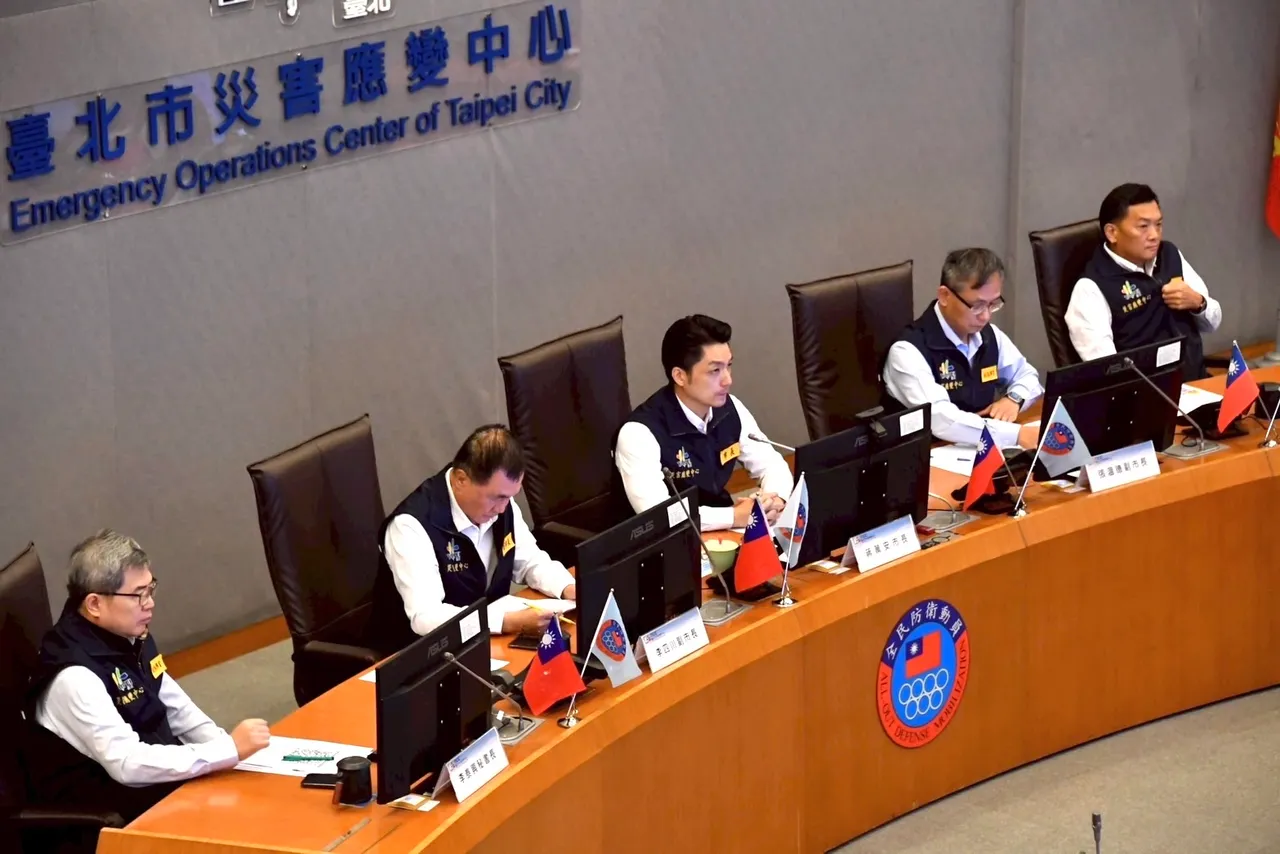 蔣萬安受訪表示，將依最新氣象資料評估是否宣布停班課。北市府提供