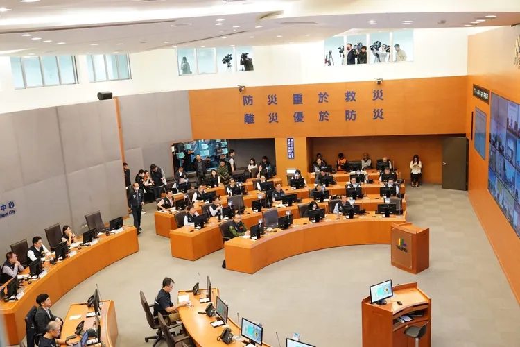 台北市氣象團隊於整備會議說明鳳凰颱風的最新情況。資料照片／北市府提供