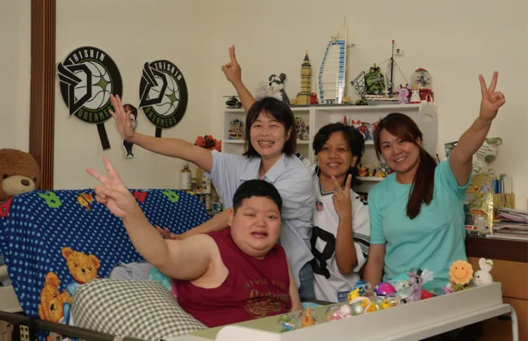 罹患罕病的方俊勋长期卧床，申请到宅沐浴车服务后，身体状况改善许多，连褥疮都快速复原。协会提供