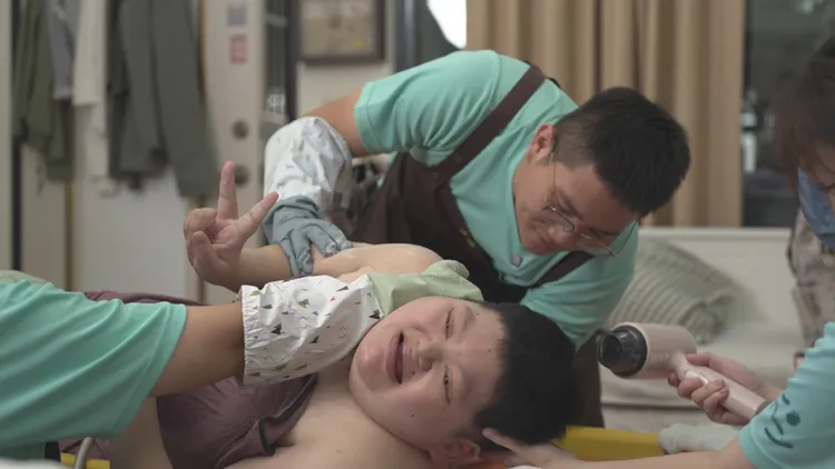 臺灣樂福理事長張淞源呼籲更多善心民眾支持「公益洗澡行動」。協會提供