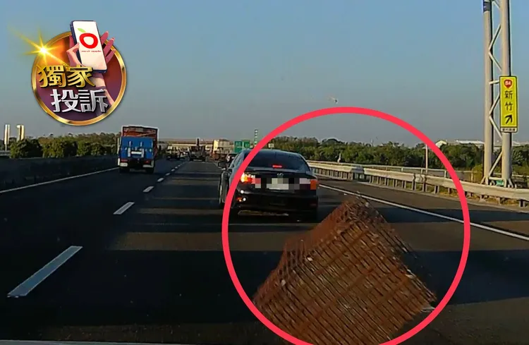 雞籠撞上鄭男車頭，還好他抓緊方向盤，也沒急踩煞車，所幸僅有車損人沒事。投訴人提供