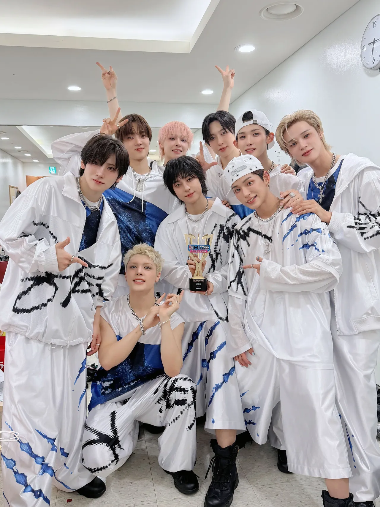 &TEAM在《Show Champion》拿下第2座冠軍，EJ（後排左起）、NICHOLAS（王奕翔）、K（後排右）、MAKI（前排左二）開4聲道致謝。翻攝&TEAM X