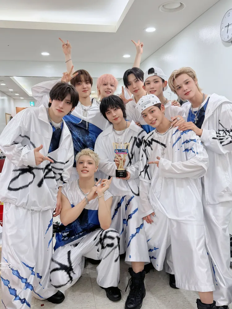 &TEAM在《Show Champion》拿下第2座冠軍，EJ（後排左起）、NICHOLAS（王奕翔）、K（後排右）、MAKI（前排左二）開4聲道致謝。翻攝&TEAM X