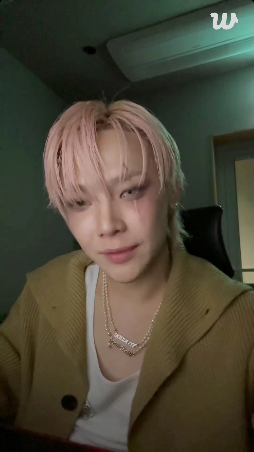 NICHOLAS（王奕翔）昨開直播聲音沙啞低沉，坦言感冒了，每天打點滴。翻攝&TEAM Weverse