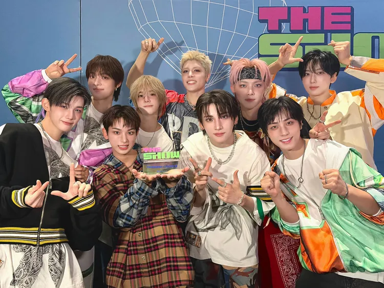 &TEAM的出道曲《Back to Life》在《The Show》拿下第一座冠軍。翻攝&TEAM X