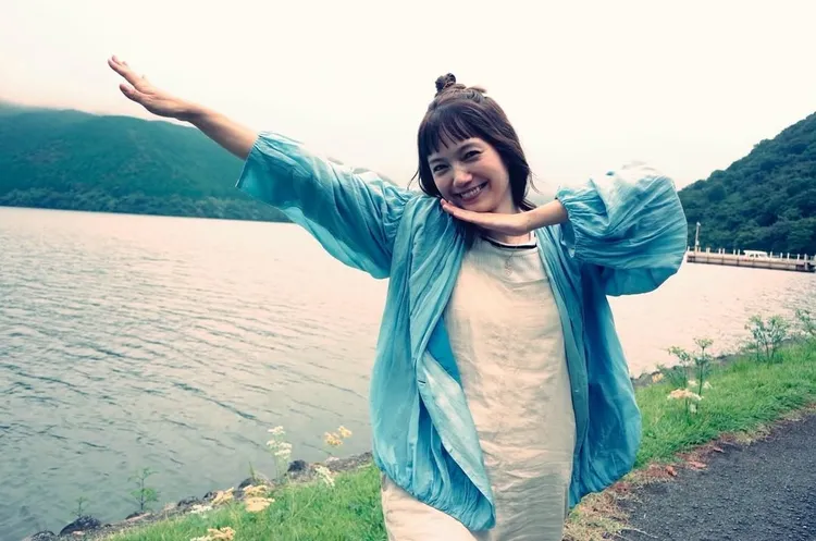 宫崎葵今天过40岁生日，四宝妈还是很甜美。翻摄chottodake_esper IG