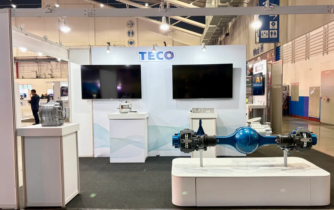 东元电机以MIH会员身分展出电动车动力系统最新产品「中置电驱桥」和「第三代扁线油冷电机」。东元提供