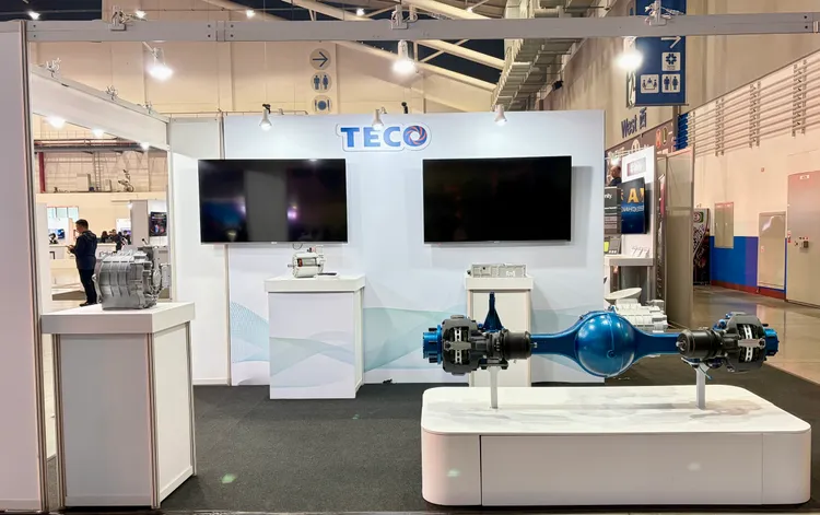 東元電機以MIH會員身分展出電動車動力系統最新產品「中置電驅橋」和「第三代扁線油冷電機」。東元提供