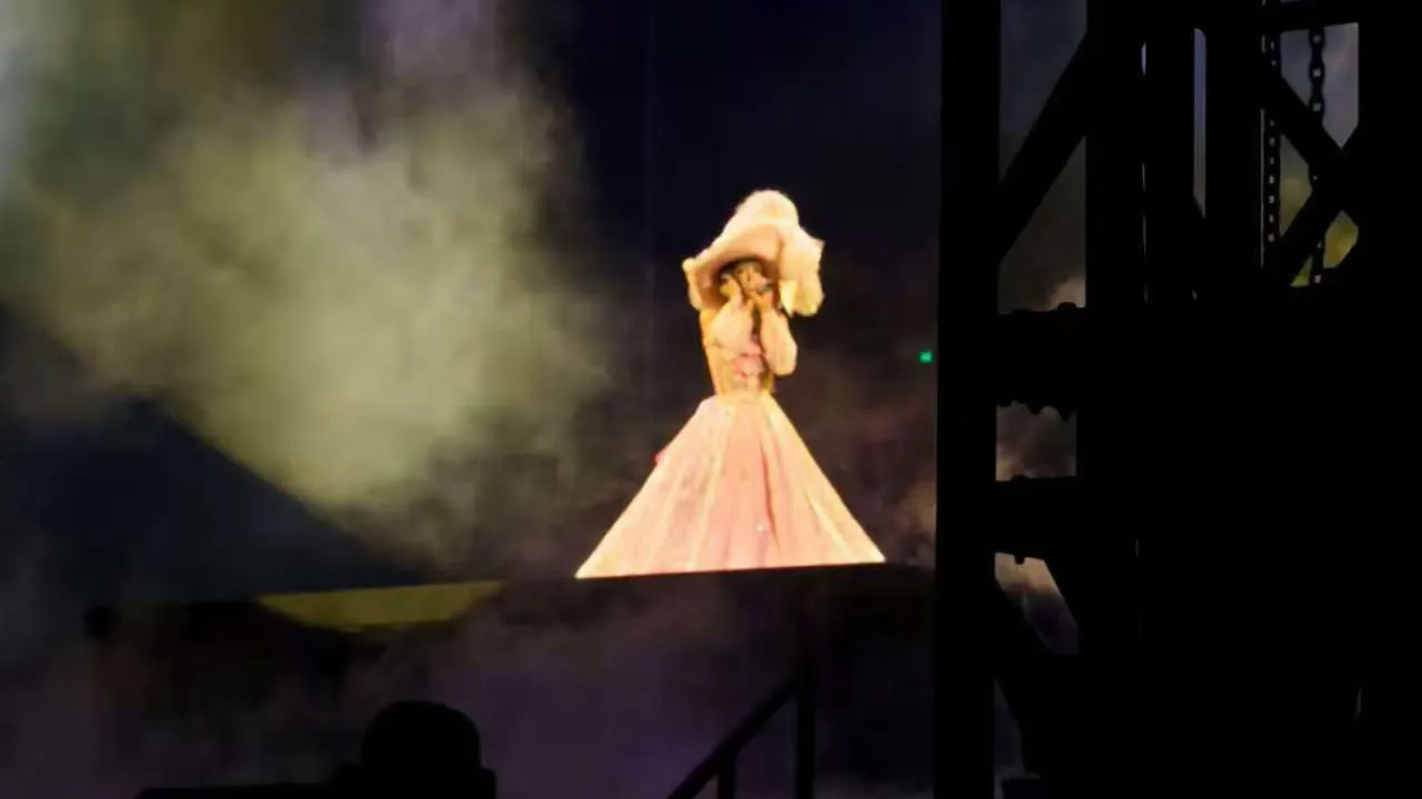 滨崎步在空旷场馆内独自表演。翻摄自微博