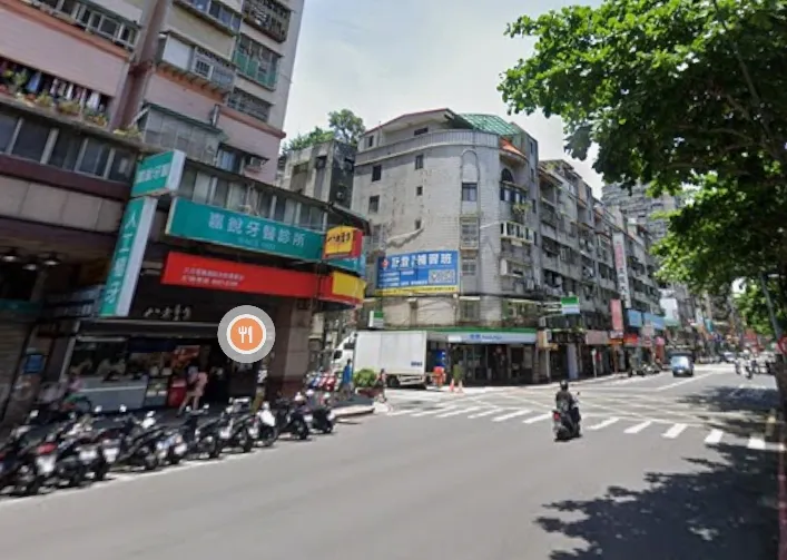 新北土城區學府路一段的一處地下店面，9月交易8925萬元，共約3075坪，每坪僅2.9萬元，屬於低價高效的大坪數地下室空間。翻攝google map