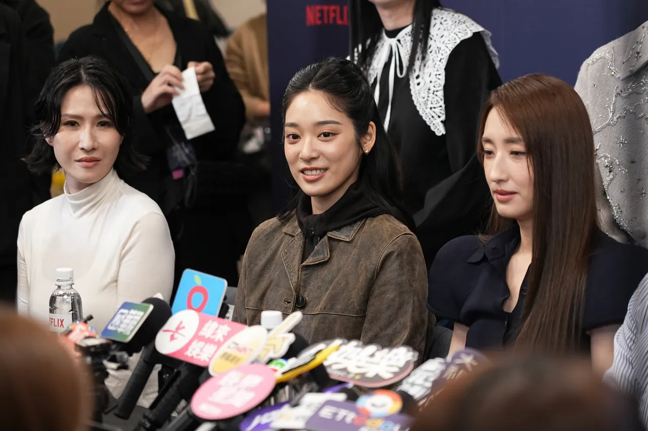 江齐（中）戏里为李沐的鬼魂戏感到沉重。彭欣伟摄