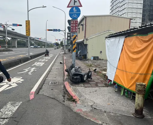 高雄7旬翁路口右转没礼让　服饰店女店员被撞飞　头部重创丧命