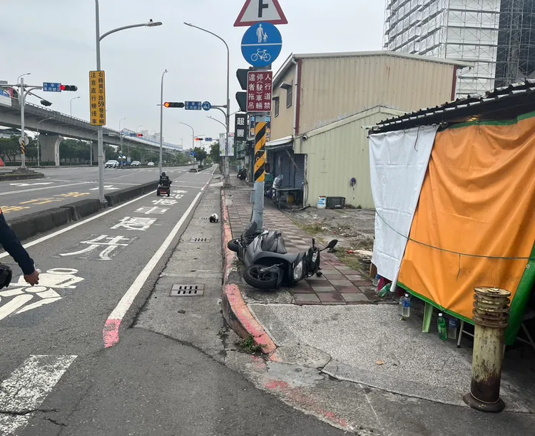 23岁叶姓女店员骑车直行，被72岁陈姓老翁开车右转撞飞，安全帽都喷飞数公尺远，送医后伤重不治。翻摄照片