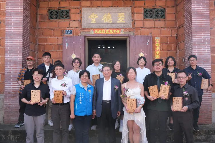 吳濁流文學獎今頒獎，在台攻讀研究所的香港籍碩士生鄭薇琪(前排右3)以〈聲骨〉榮獲散文首獎。新竹縣府提供