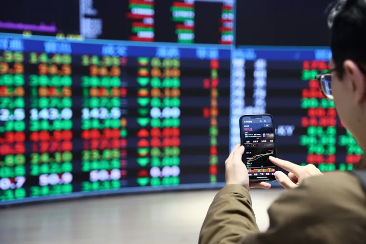 台股本週在外部不確定性影響下偏弱整理，加權指數下滑近1%，但玻璃陶瓷族群強勢大漲成盤面亮點。示意圖