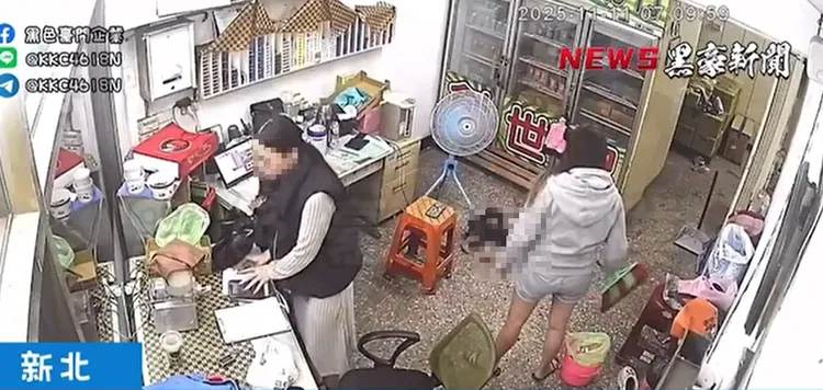 槟榔西施拿扫把痛殴女童。翻摄自黑色豪门