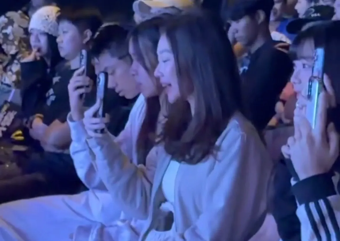 妞妞为台上卖力比赛的朋友尖叫应援。读者提供