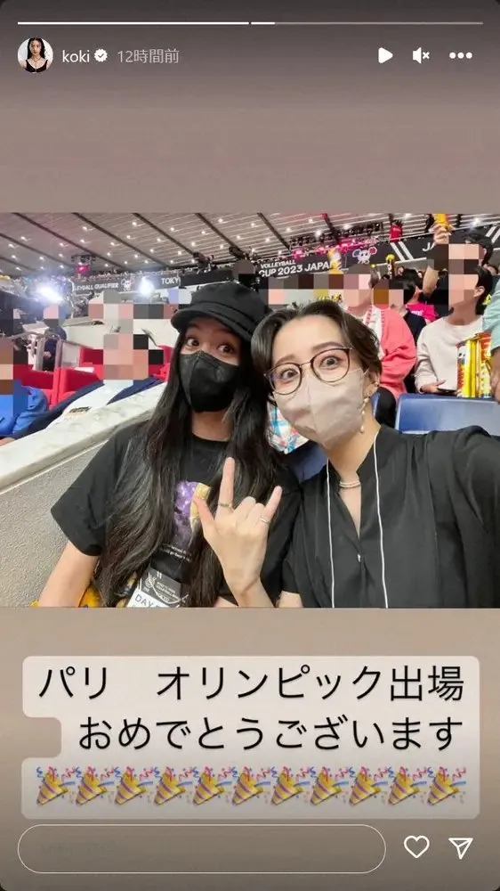 木村心美（右）和妹妹木村光希現場見證日本男子排球隊取得巴黎奧運參賽資格。翻攝Koki IG