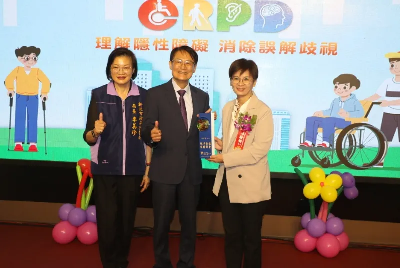 新生活協會家資中心主任林宥菁深耕北海岸社區為弱勢搭橋點燈，獲陳純敬副市長表揚。翻攝畫面

