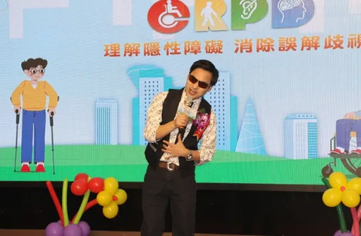 新北市杰出身障者获表扬　视障歌手徐承邦献唱！用音乐找到人生的光