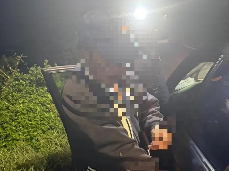 善化警方23日凌晨巡逻果园，查获偷芭乐嫌犯。翻摄画面