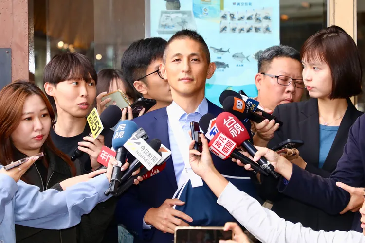 吳怡農遞交參選台北市長意願書。彭欣偉攝