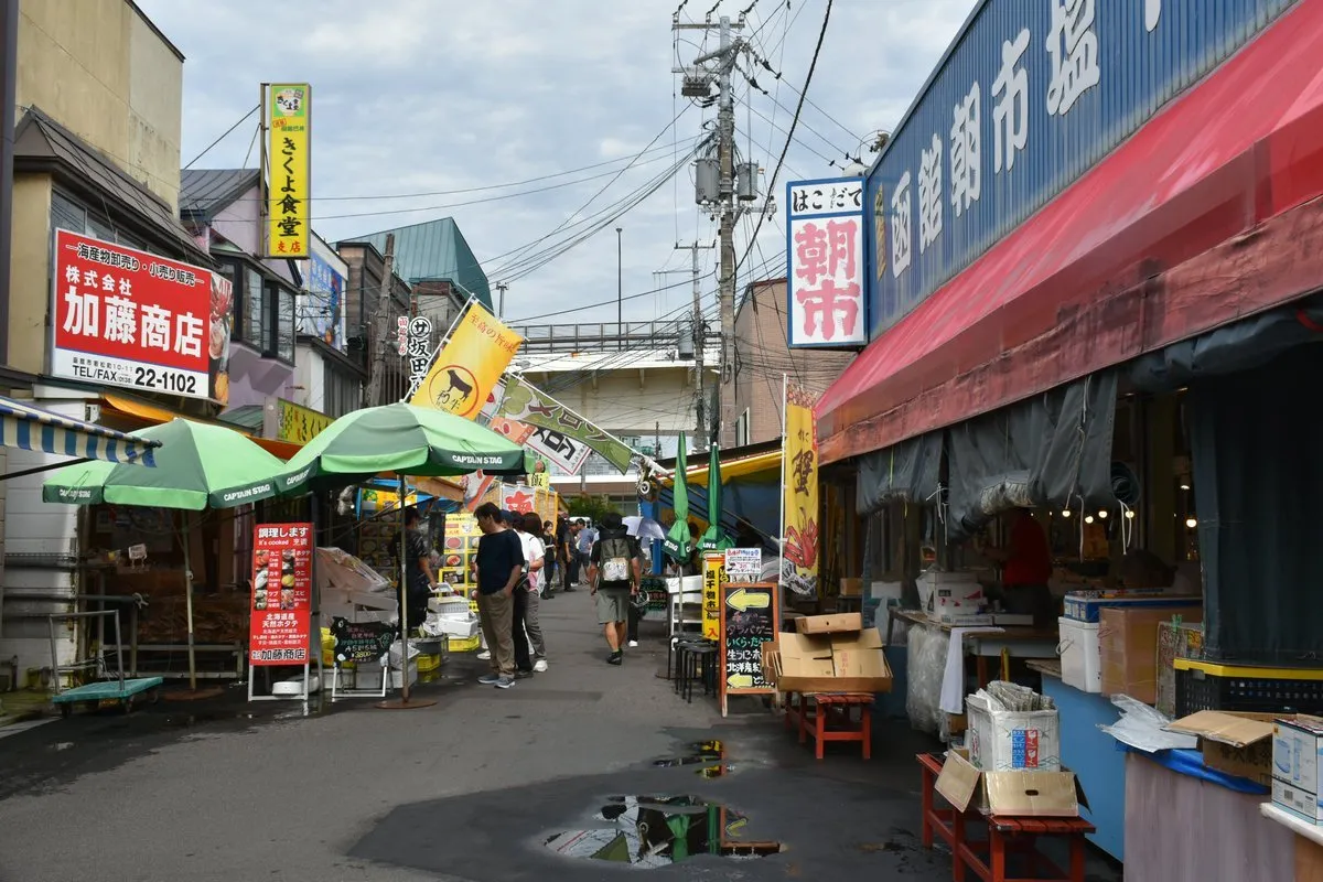北海道「函馆朝市」店家表示，许多台湾旅客来访。翻摄X