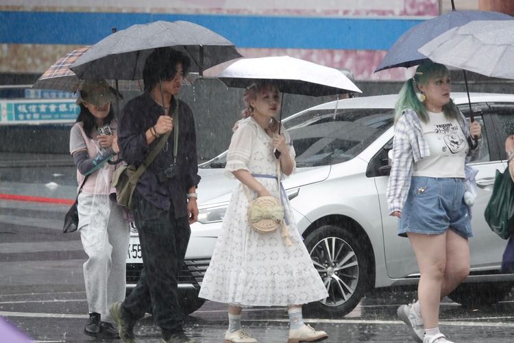 鳳凰颱風北轉接近台灣！氣象署：下週恐風雨齊發