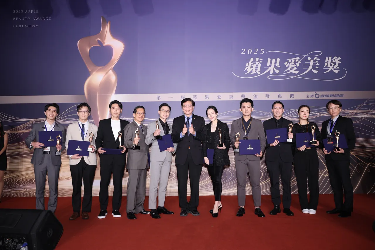 《苹果爱美奖》由民众票选出的「十大人气医师」，前十名依序为：廖耕贤（爱尔丽诊所）、蔡昀达（光泽诊所）、薛博仁（圣缇雅医疗集团）、翁书贤（圣宜诊所）、陈振丰（圣缇雅医疗集团）、罗玉佩（琢璞诊所）、陈昱璁（雅丰诊所）、王祚轩（尼斯诊所）、彭贤礼（彭贤礼皮肤科）以及黄勇学（20skin四季诊所）。壹苹新闻网摄
