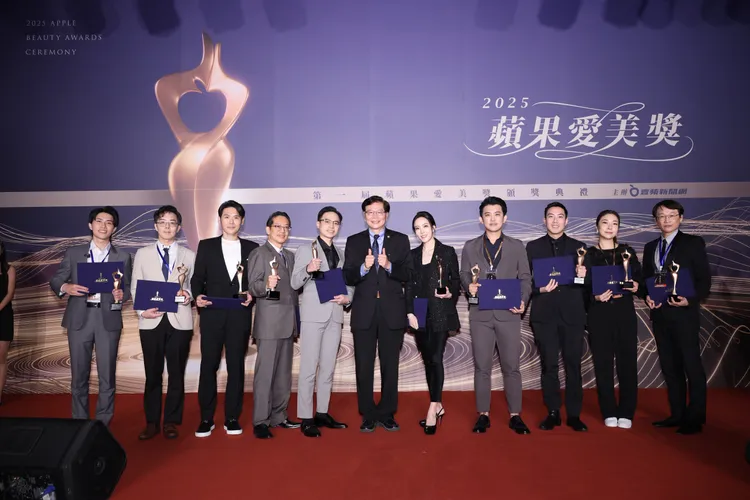 《蘋果愛美獎》由民眾票選出的「十大人氣醫師」，前十名依序為：廖耕賢（愛爾麗診所）、蔡昀達（光澤診所）、薛博仁（聖緹雅醫療集團）、翁書賢（聖宜診所）、陳振豐（聖緹雅醫療集團）、羅玉佩（琢璞診所）、陳昱璁（雅丰診所）、王祚軒（尼斯診所）、彭賢禮（彭賢禮皮膚科）以及黃勇學（20skin四季診所）。壹蘋新聞網攝