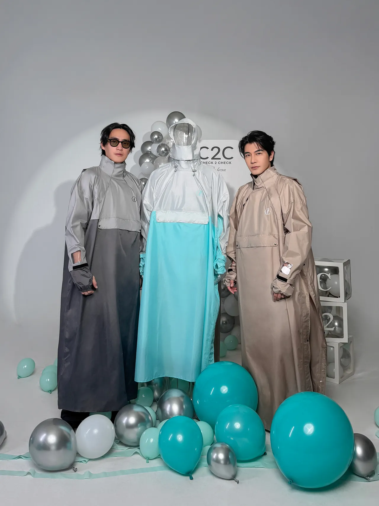 森田跟陈隽希开箱新雨衣。快电商提供