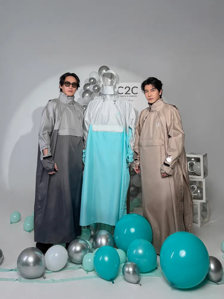 森田跟陳雋希開箱新雨衣。快電商提供