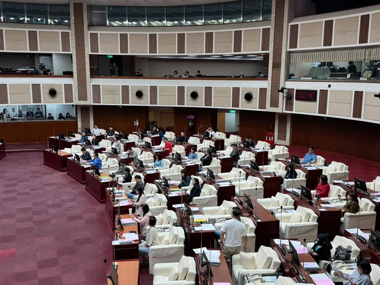 議場氣氛輕鬆熱絡，藍綠白議員互開玩笑，成為少見「共識時刻」。張綵茜攝