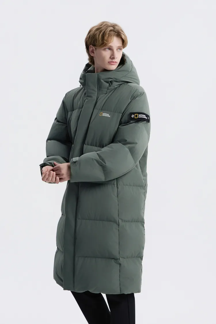 國家地理服飾CAYMAN長版羽絨連帽外套(鵝絨)，1萬4480元。品牌提供