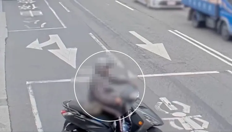 陳男騎走路邊機車。翻攝畫面