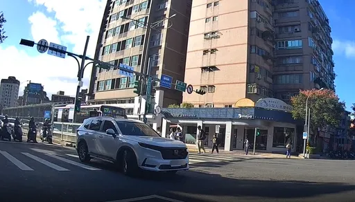 好尴尬！北市男宿醉载爱妻匆忙就医　车急煞停上斑马线「旁边就是警察」　