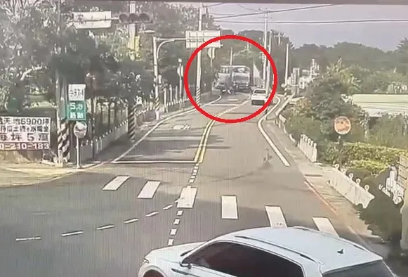 游览车疑似跨越双黄线肇事。民众提供