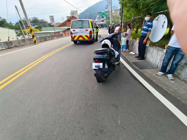 廖男機車與遊覽車擦撞，造成他與後座女友受傷。民眾提供