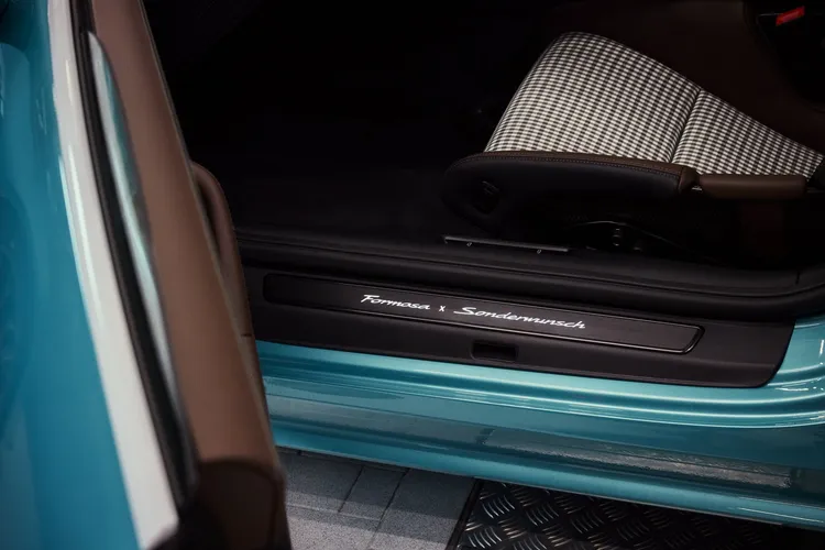 發光式門檻飾板刻有「Formosa x Sonderwunsch」字樣。原廠照片