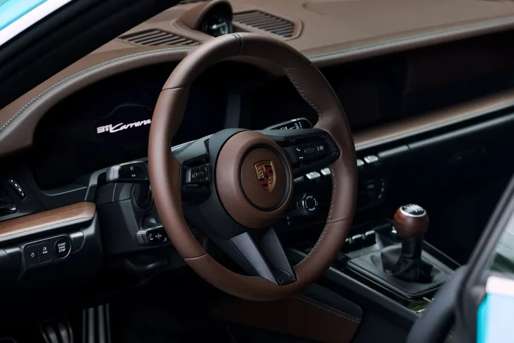 車室以Paldao木紋飾板象徵山脈綠意，並以松露棕（Truffle Brown）與黑色皮革進行雙色搭配，輔以夜綠色（Night Green）縫線點綴，展現低調奢華。原廠照片