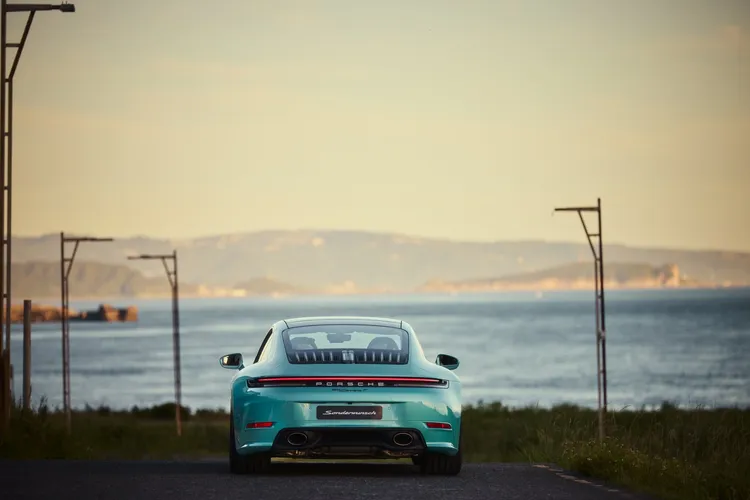 911 Carrera T「Formosa」這款以「美麗之島」為名的特製作品，以台灣山海地景為靈感，將中央山脈的壯闊與太平洋的湛藍融入設計細節。原廠照片